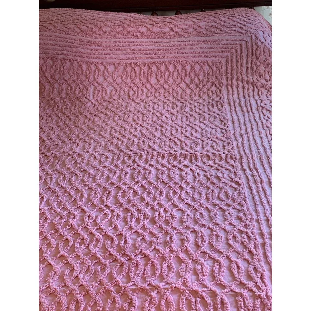 Vintage Pink Chenille Bedspread With Textured Swirl Pattern - 87 x 100 Inches